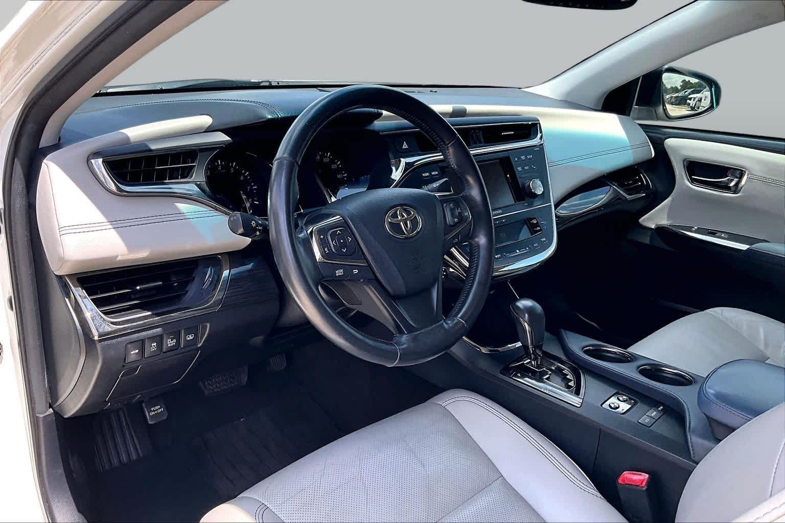 Used 2013 Blizzard Pearl Toyota Limited image 16
