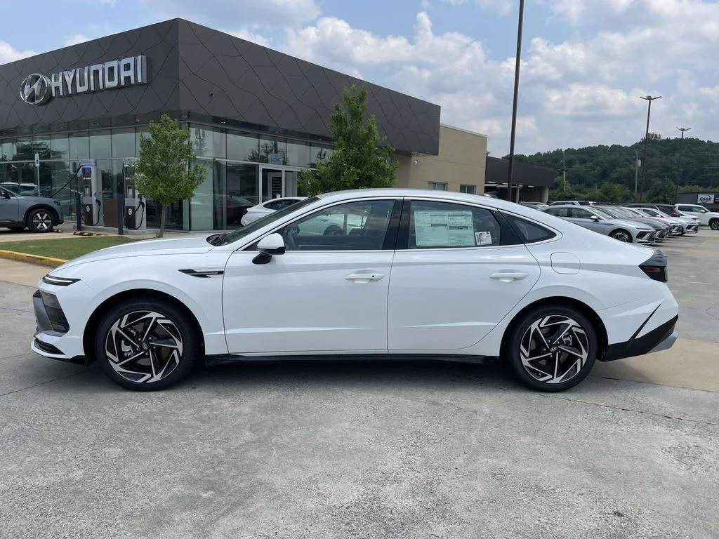 New 2026 White Hyundai SE image 6
