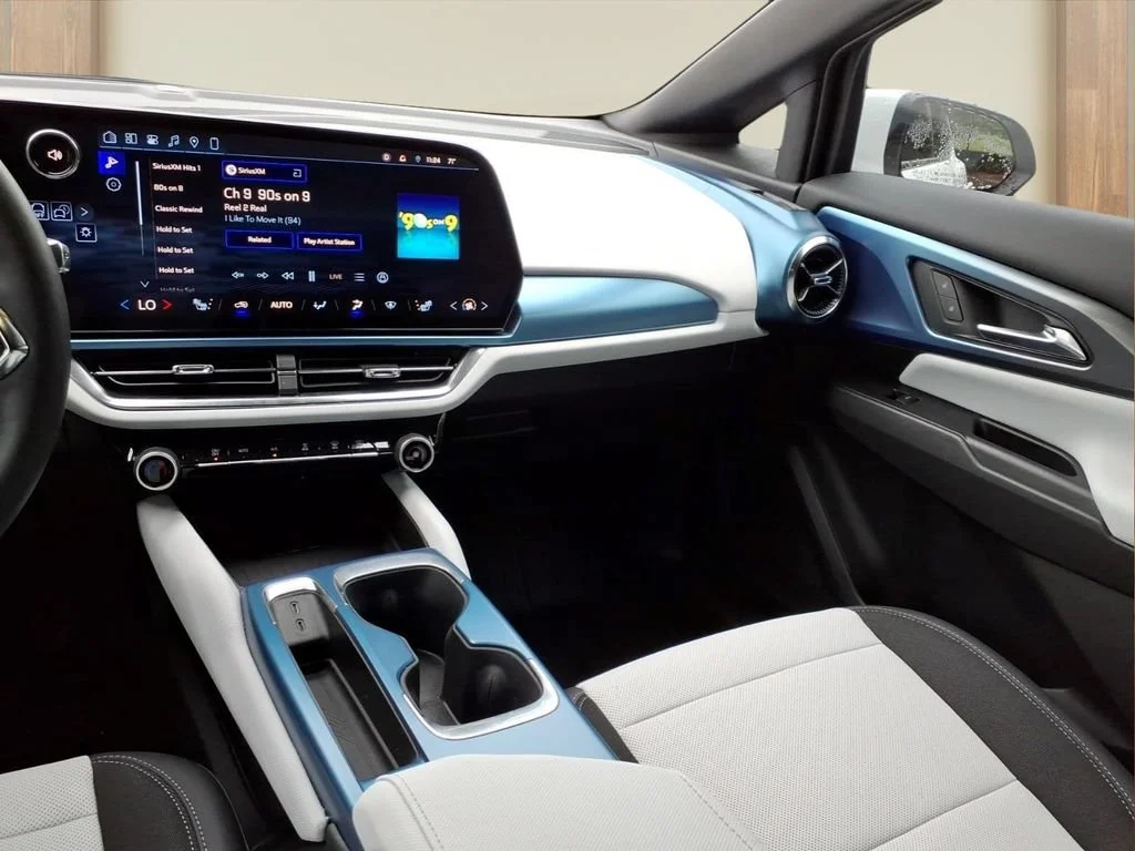Used 2025 Summit White Chevrolet LT image 23