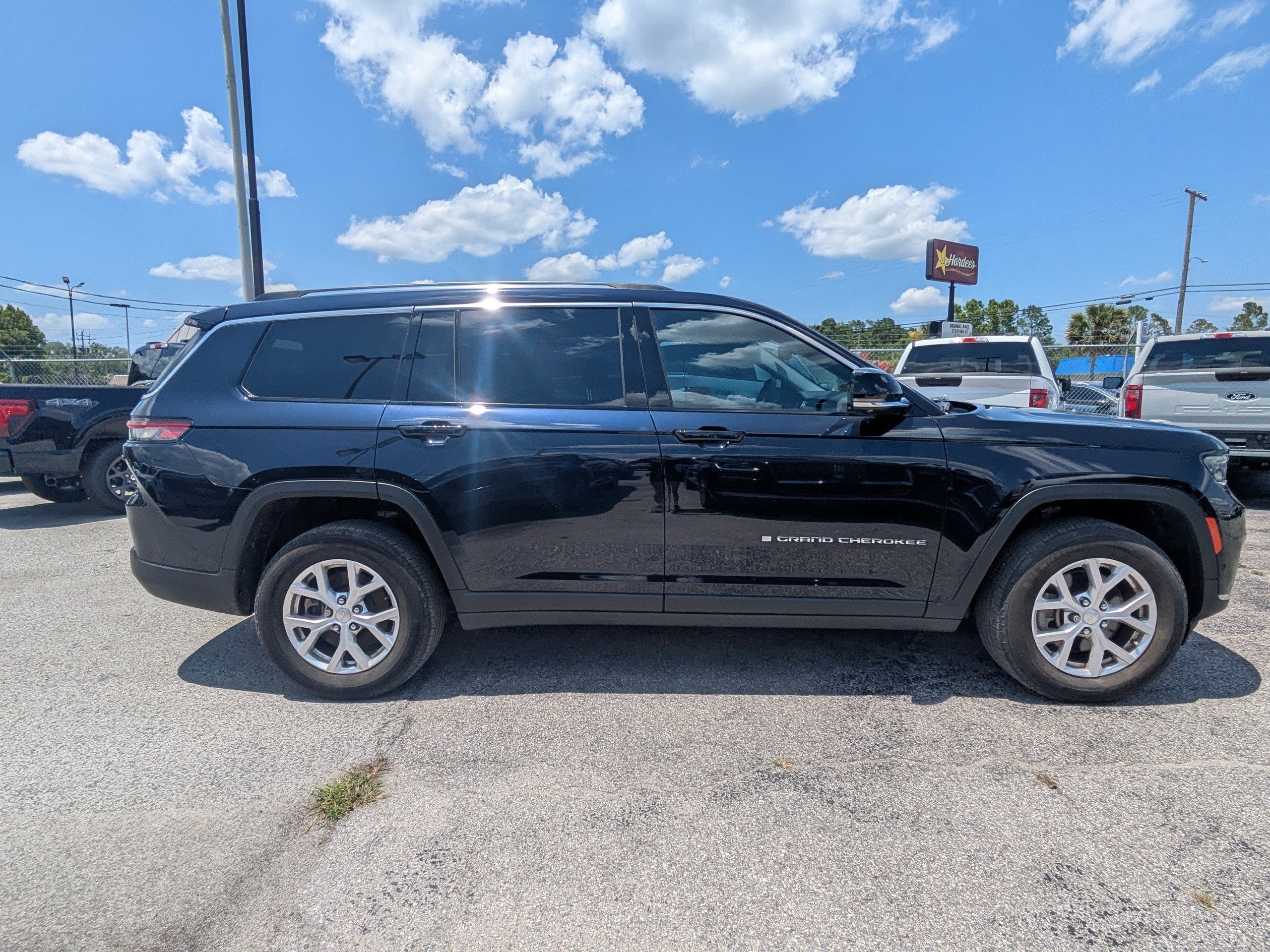 Used 2023 Midnight Sky Jeep Limited image 3
