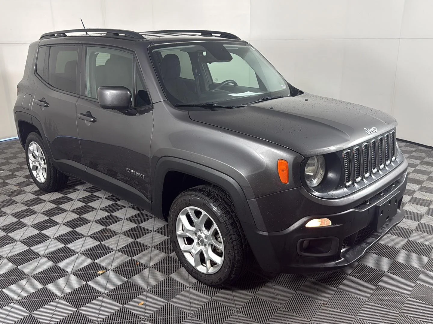 Used 2017 Granite Crystal Metallic Clearcoat Jeep Latitude image 3