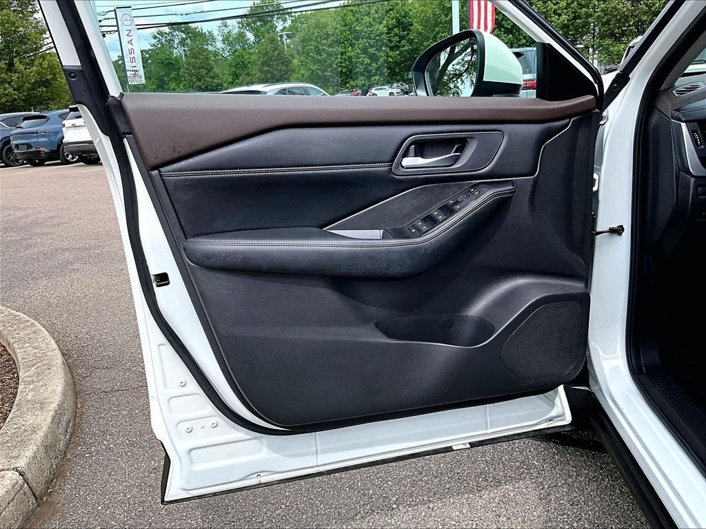 Used 2023 White Nissan SV image 9