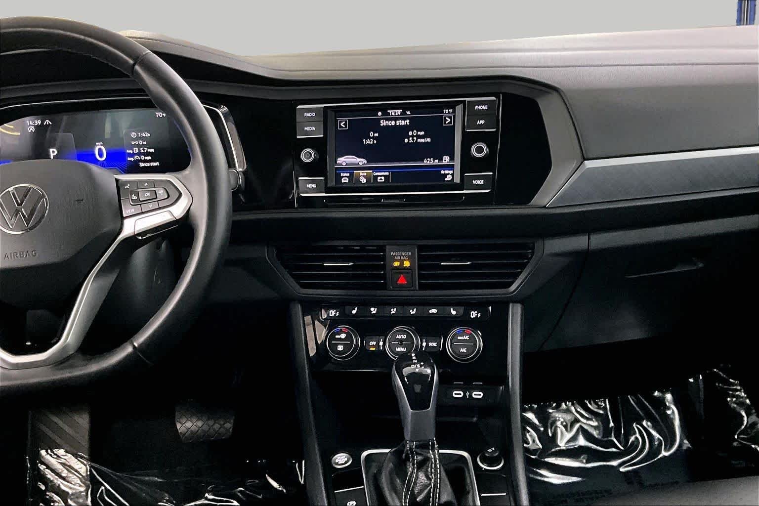 Pre-Owned 2023 Volkswagen Jetta SE
