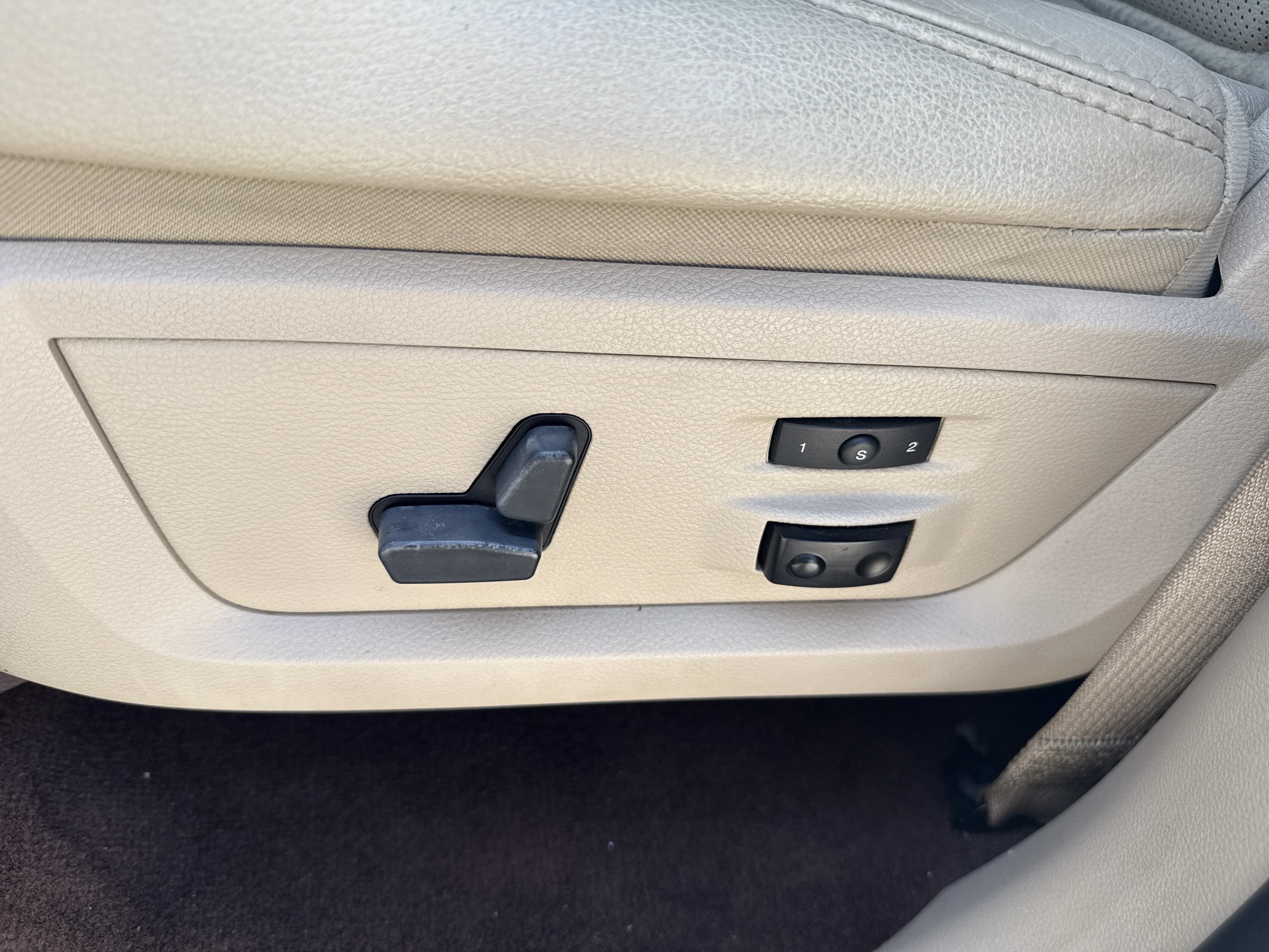 Used 2018 White Ram Laramie image 28