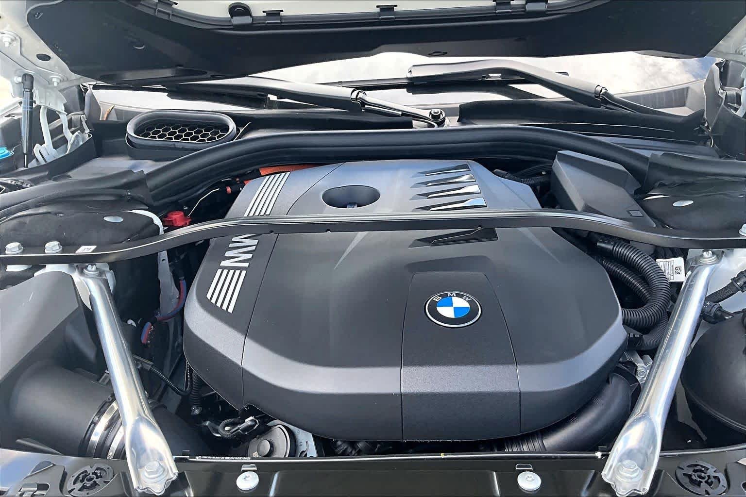 Used 2026 Alpine White BMW 750e xDrive image 29