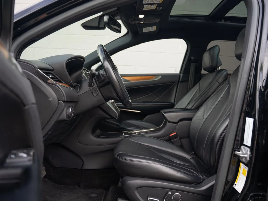 Used 2017 Black Lincoln Reserve image 17