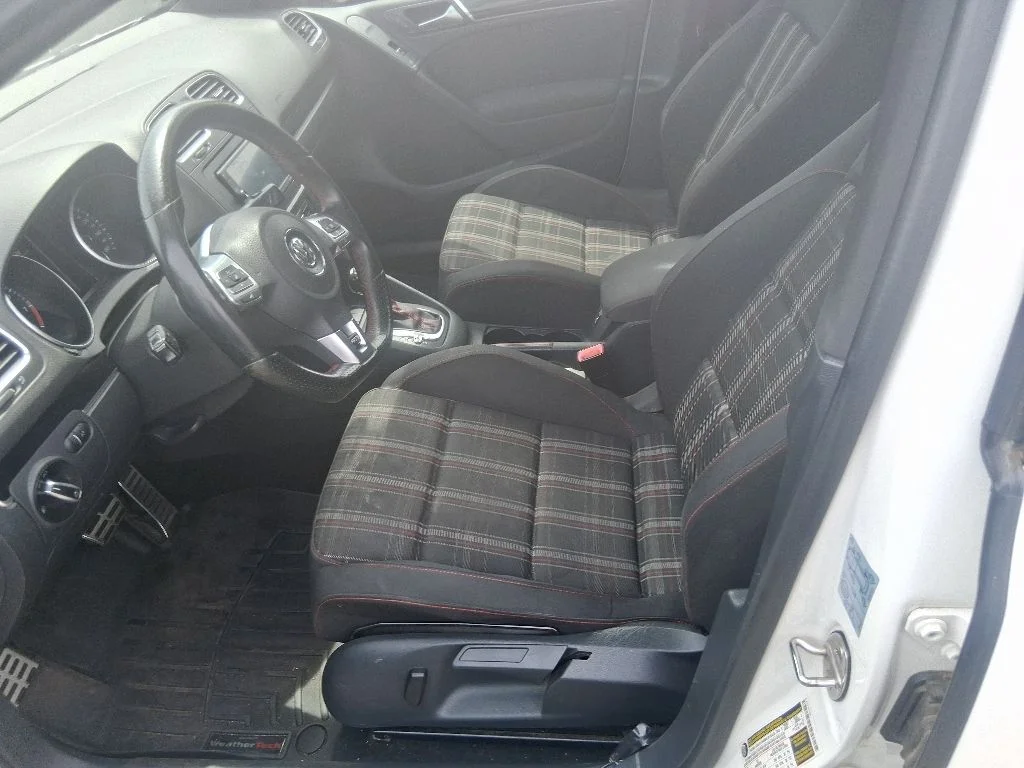 Used 2013 Black Volkswagen Base image 12