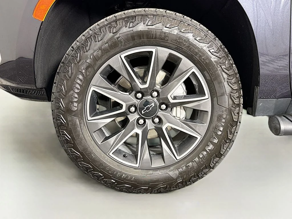 Used 2024 Gray Chevrolet Z71 image 32