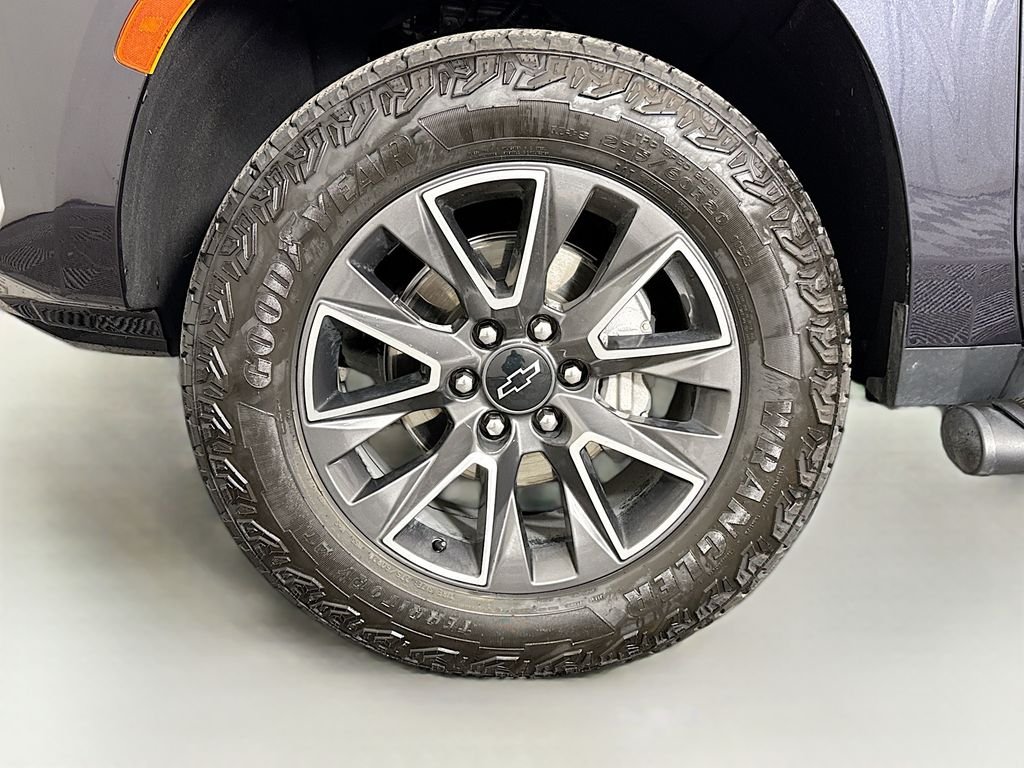 Used 2024 Gray Chevrolet Z71 image 32