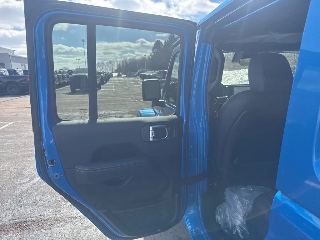 Used 2025 Blue Jeep Sahara image 39