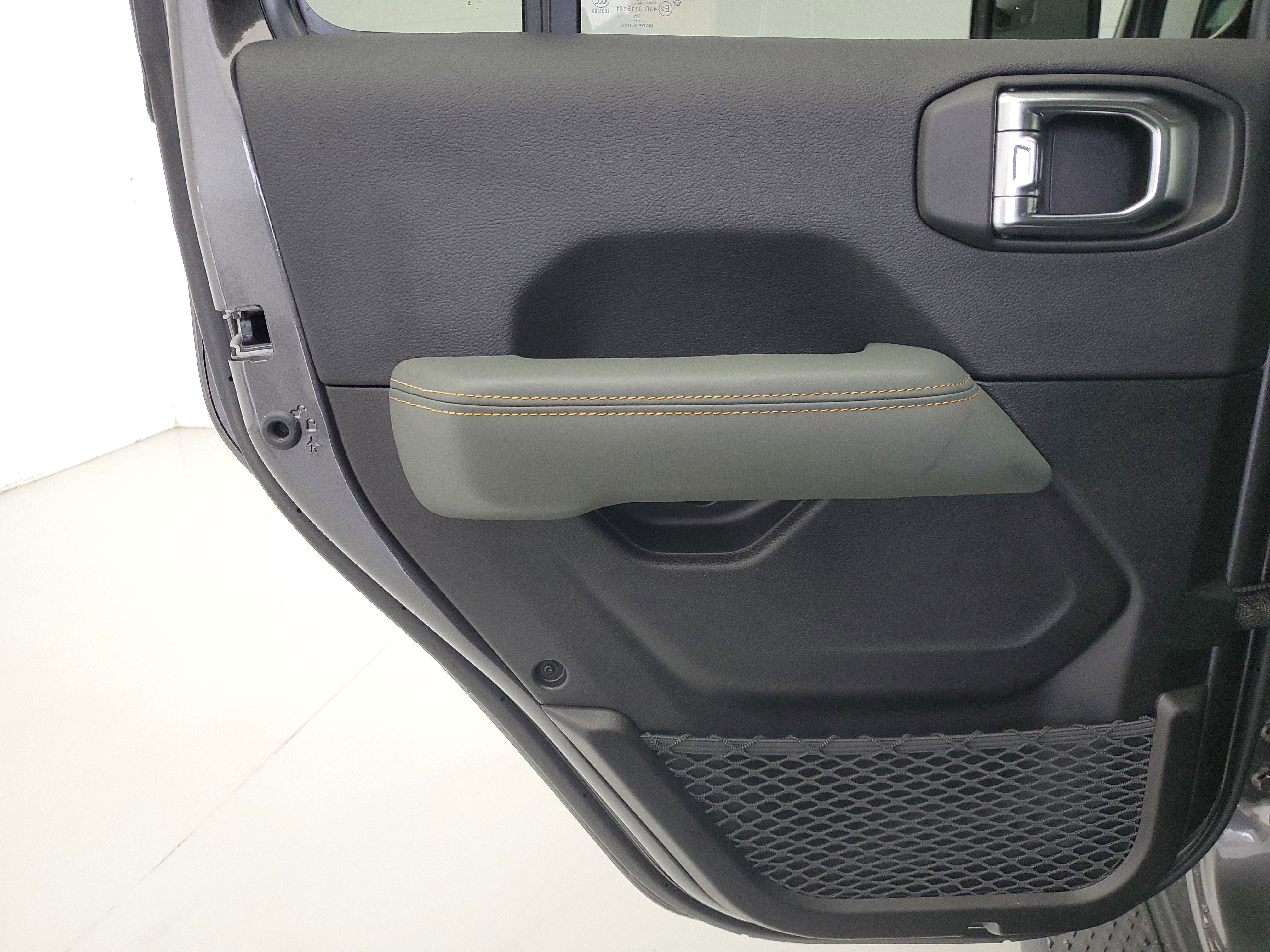 Used 2025 Granite Crystal Metallic Clearcoat Jeep Mojave image 13