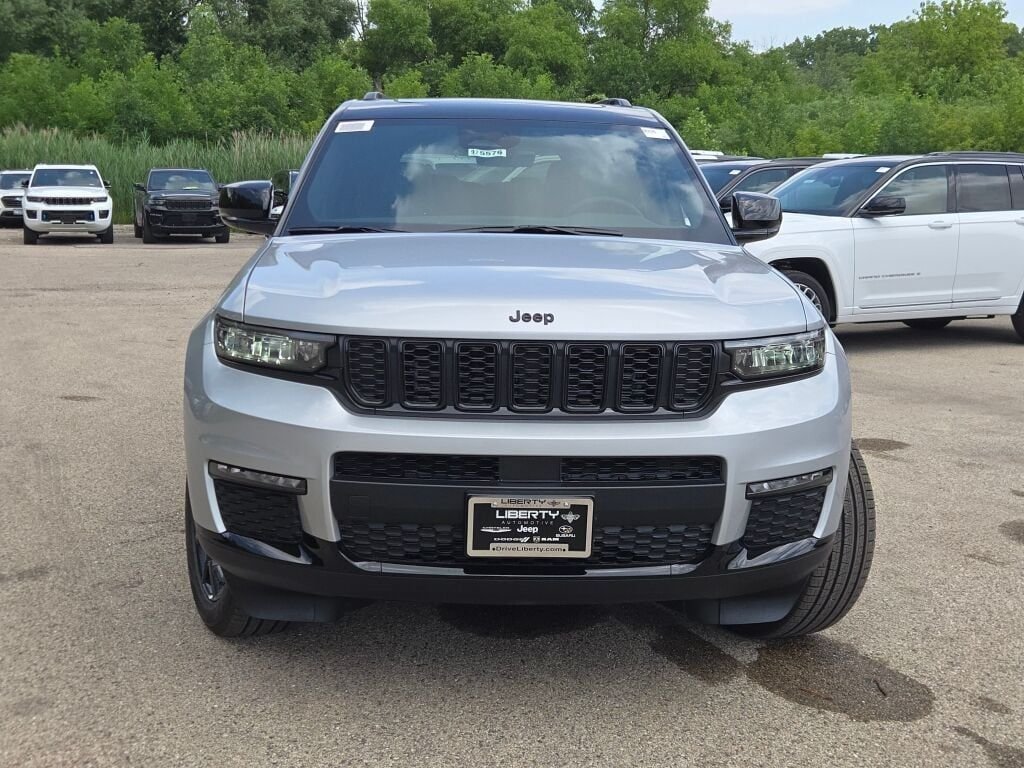 New 2025 Silver Zynith Exterior Paint Jeep Limited image 4