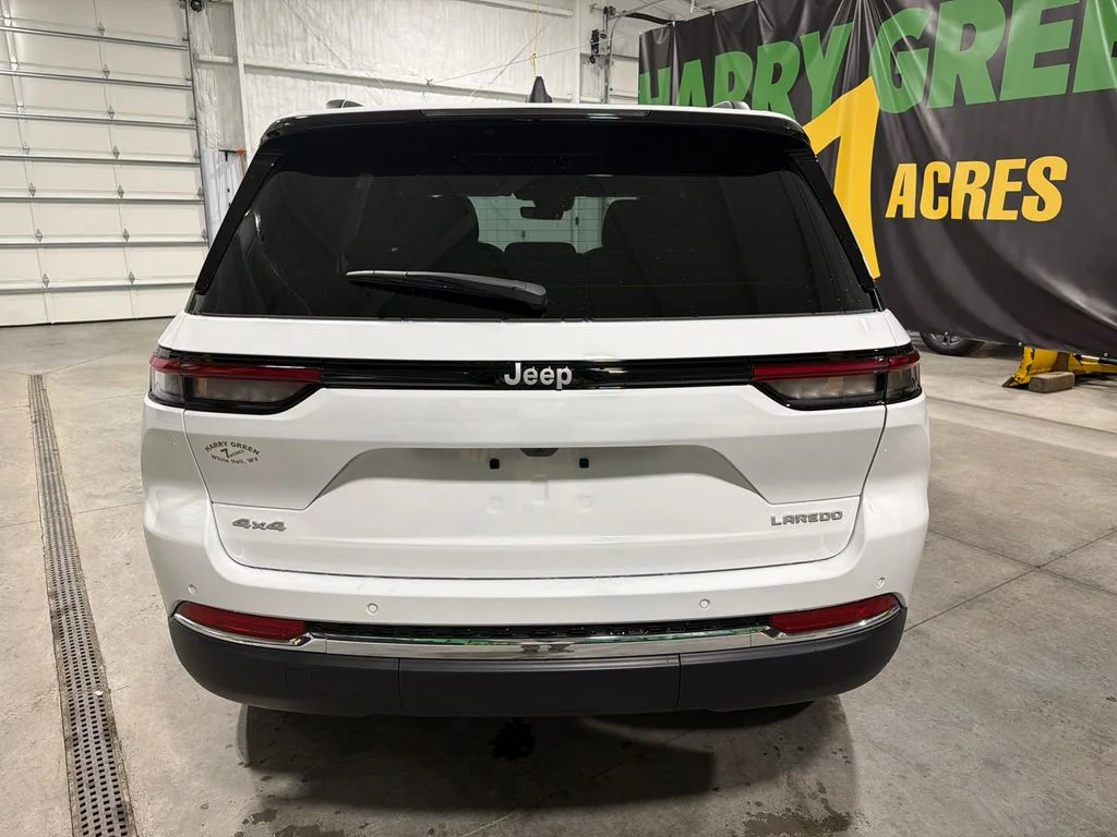 New 2026 Bright White Clear-Coat Exterior Paint Jeep Laredo X image 7