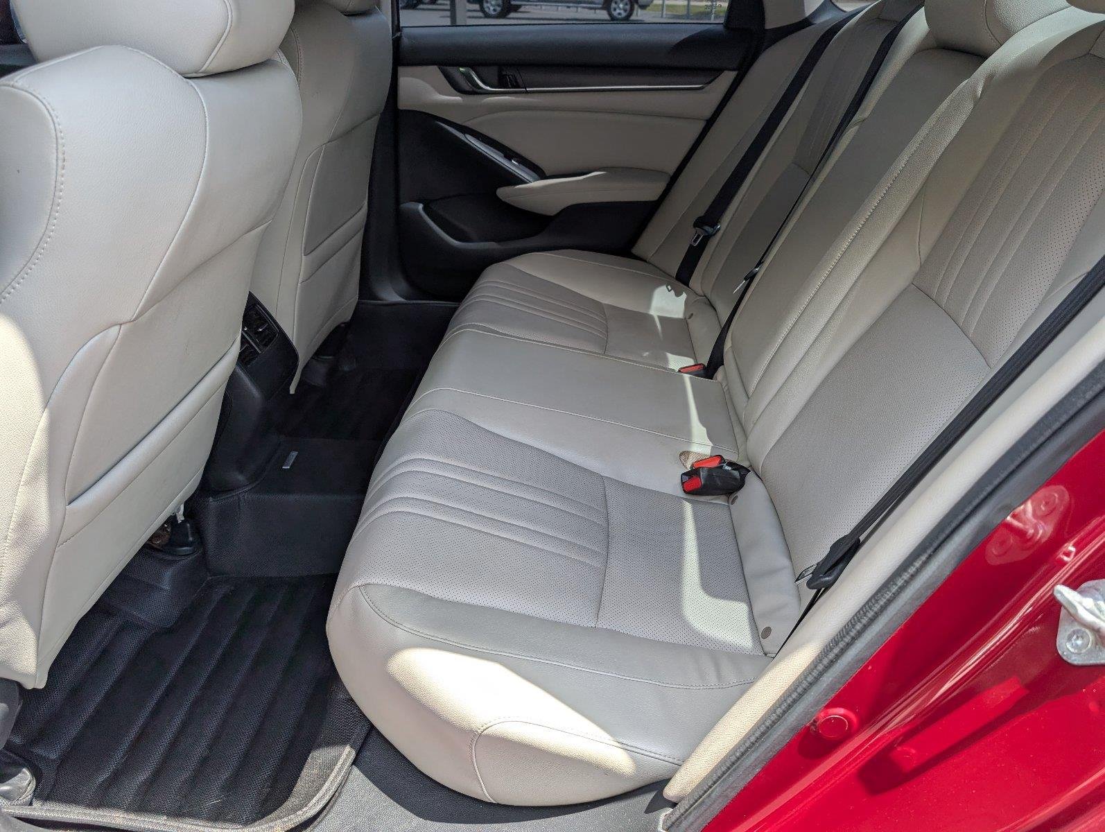 Used 2018 Radiant Red Metallic Honda Touring 1.5T image 33