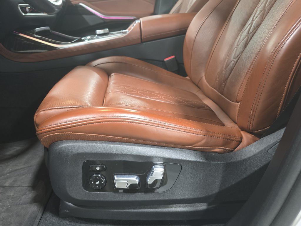 Certified Used 2024 Mineral White Metallic BMW xDrive40i image 19