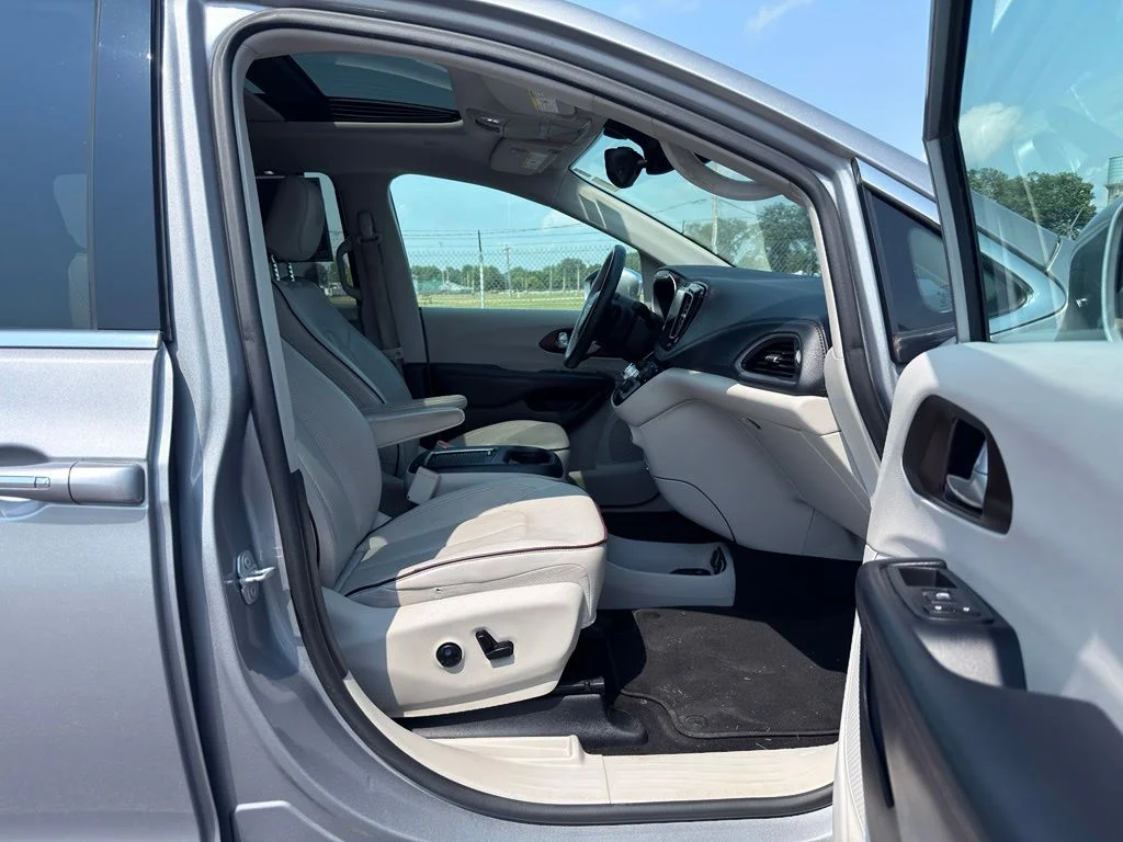 Used 2017 Silver Chrysler Limited image 7