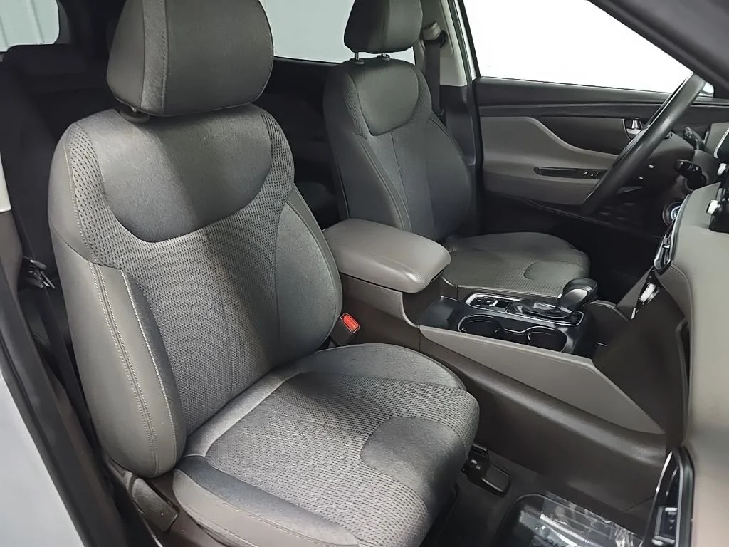 Used 2019 Silver Hyundai SE image 14