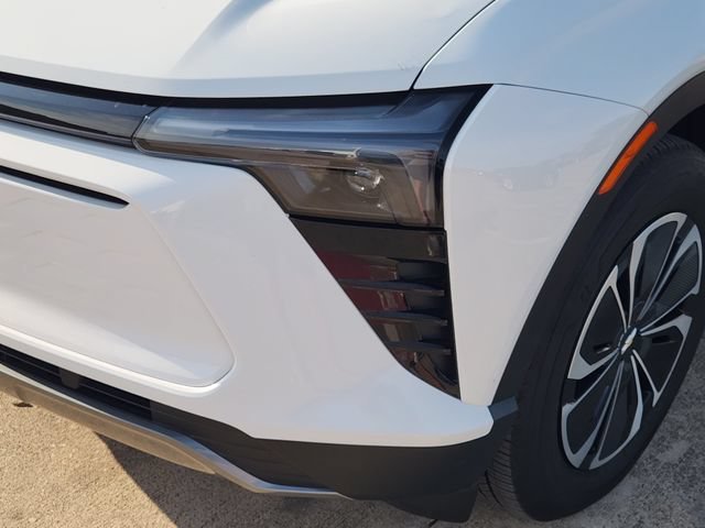 Used 2024 Summit White Chevrolet LT image 8