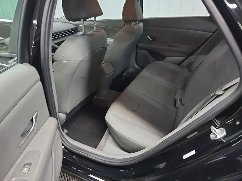 Used 2022 Black Hyundai SE image 30