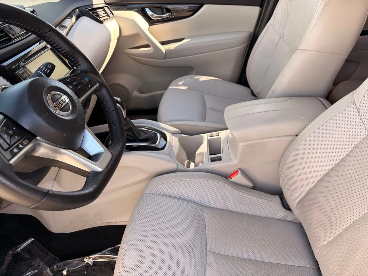 Used 2022 Pearl White Tricoat Nissan SL image 16