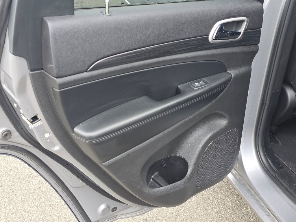 Used 2019 Billet Silver Metallic Clear Coat Jeep Altitude image 30