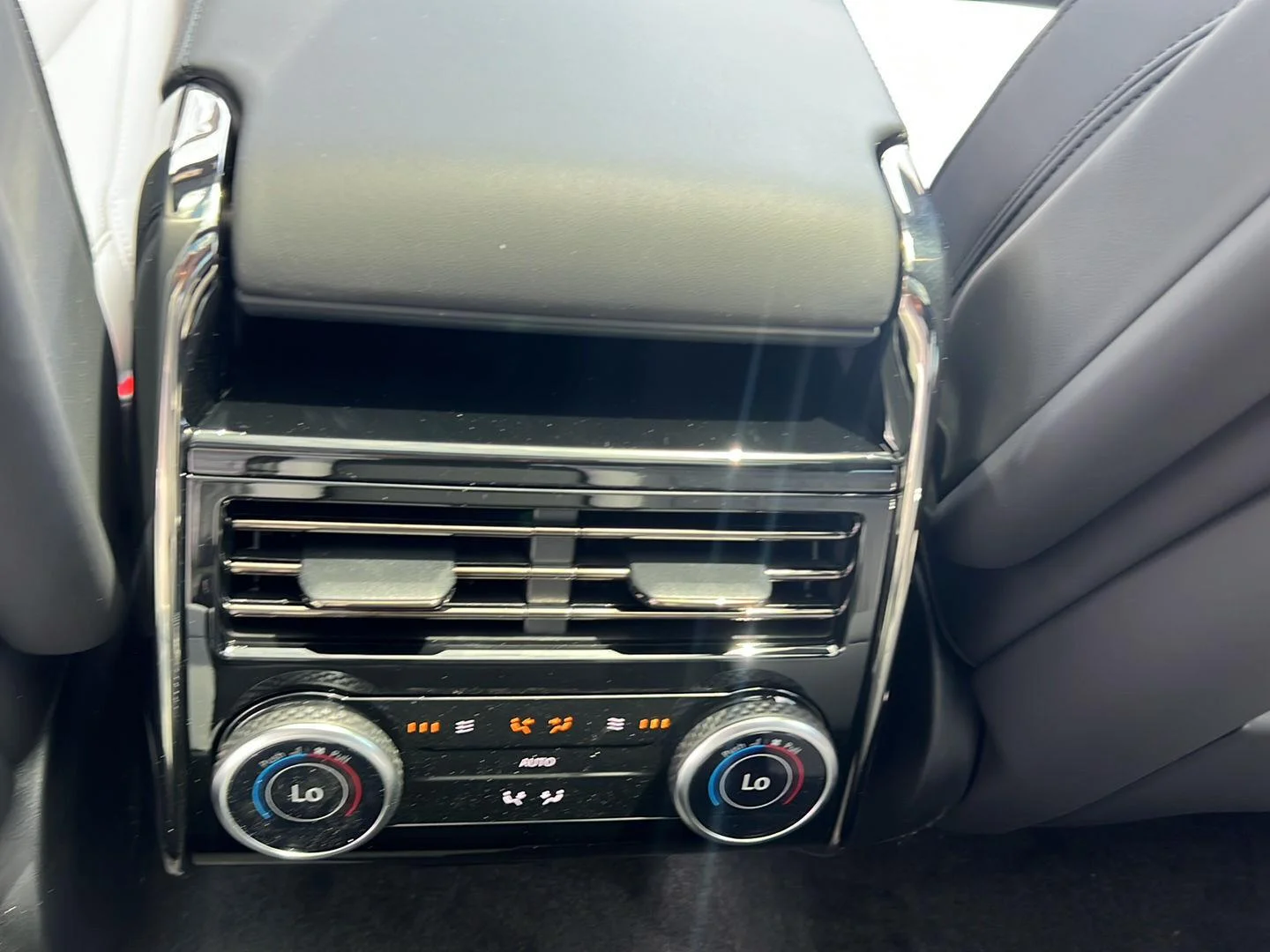 New 2026 Constellation Blue SV Bespoke Ultra Metallic Gloss Land Rover Dynamic SE image 29