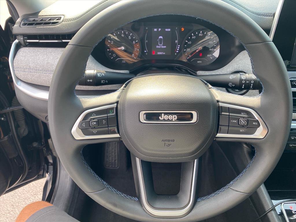 Used 2022 Diamond Black Crystal Pearlcoat Jeep Latitude image 10