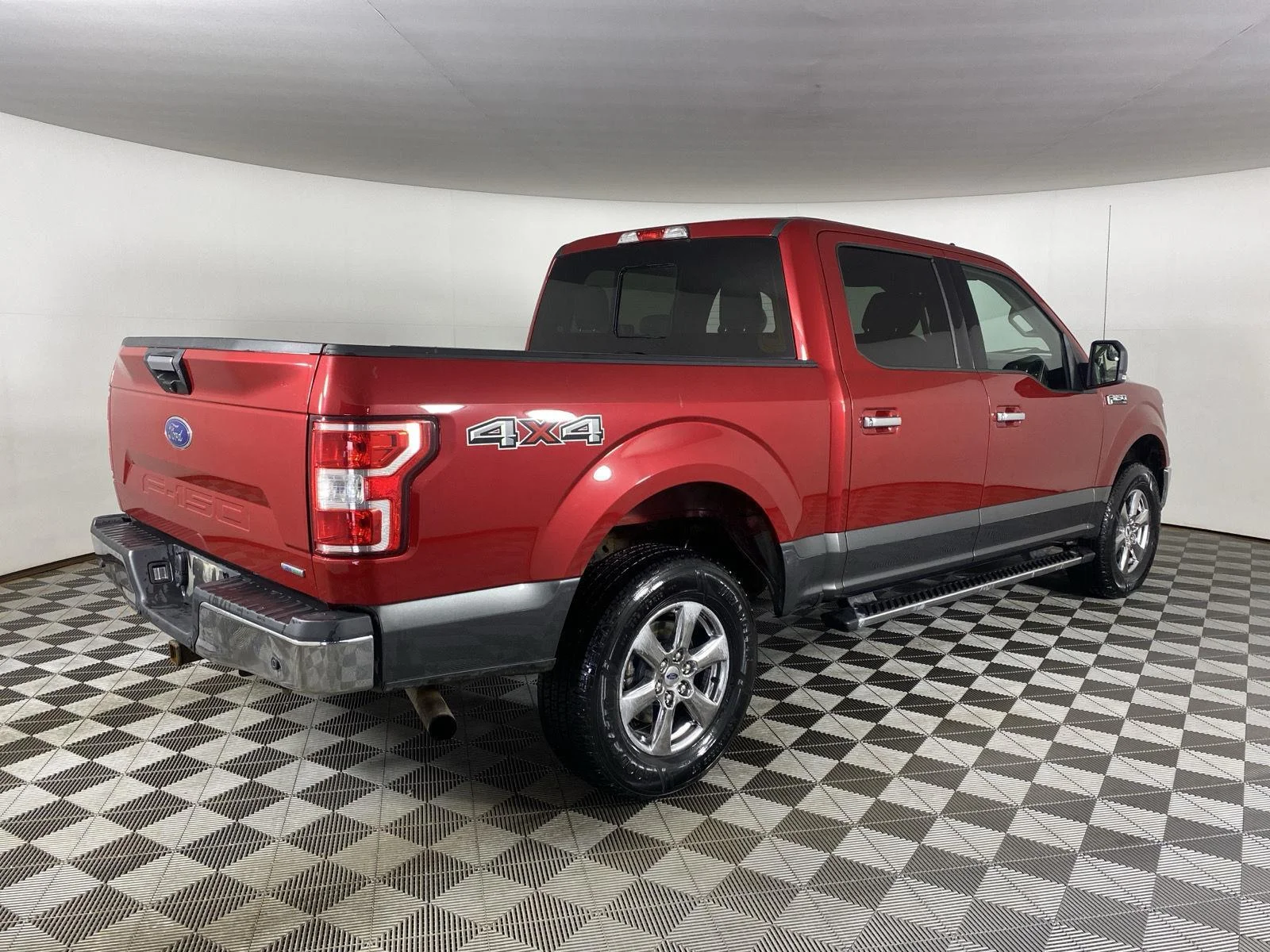 Used 2020 Rapid Red Metallic Tinted Clearcoat/Magnetic Ford XLT image 10