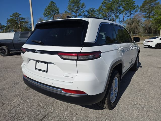 New 2026 Bright White Clear-Coat Exterior Paint Jeep Laredo X image 4
