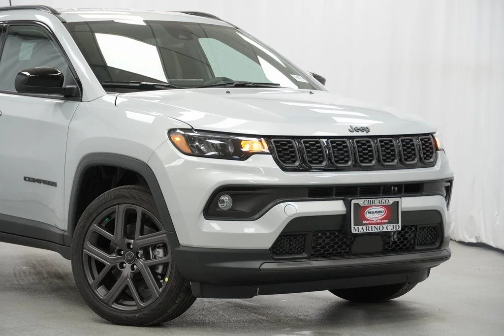 New 2026 Silver Zynith Metallic Clear-Coat Exterior Paint Jeep Latitude image 3
