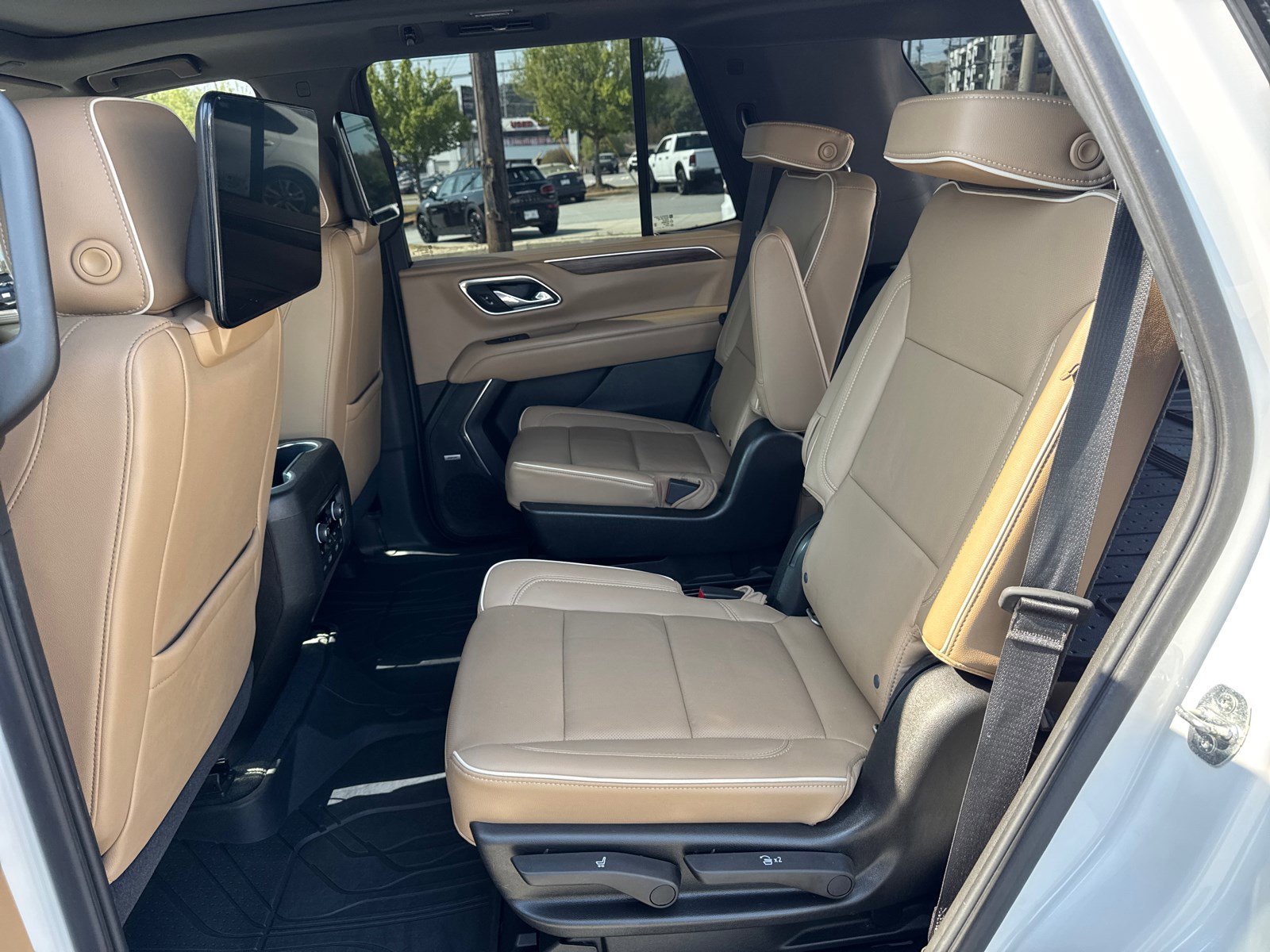 Used 2021 Iridescent Pearl Tricoat Chevrolet Premier image 20