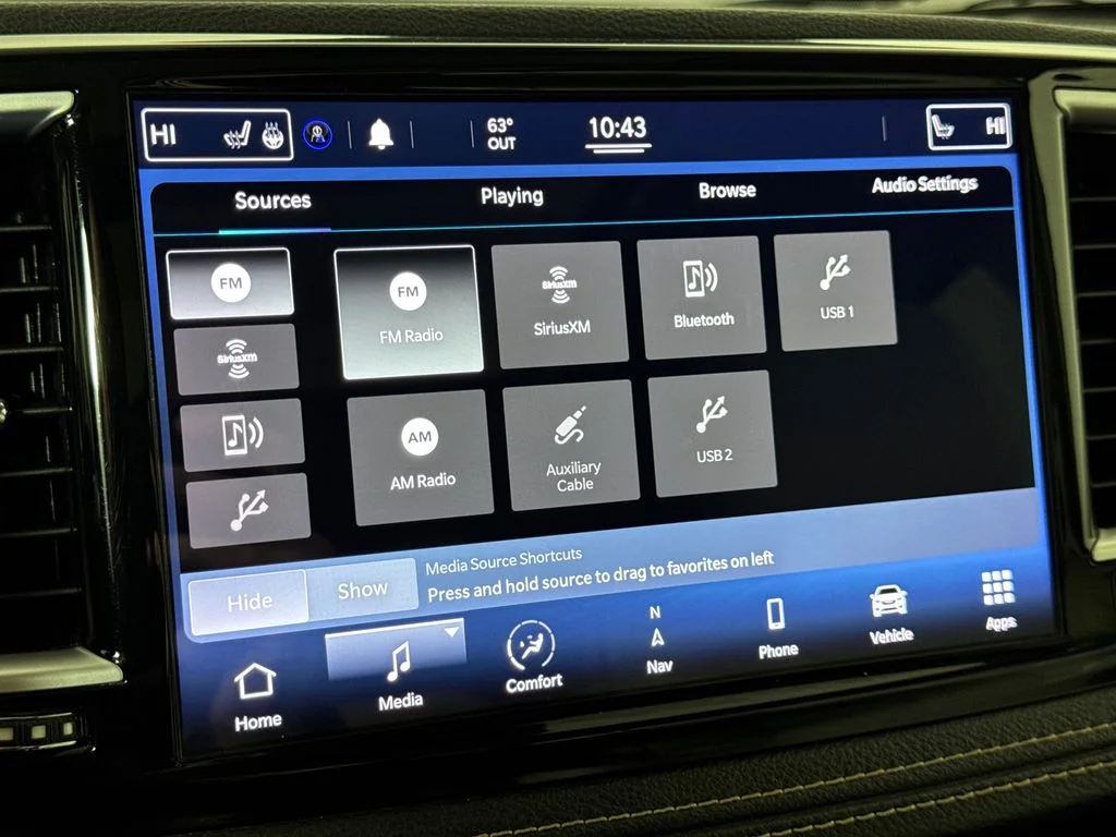 Used 2021 Crystal Metallic Chrysler Limited image 24