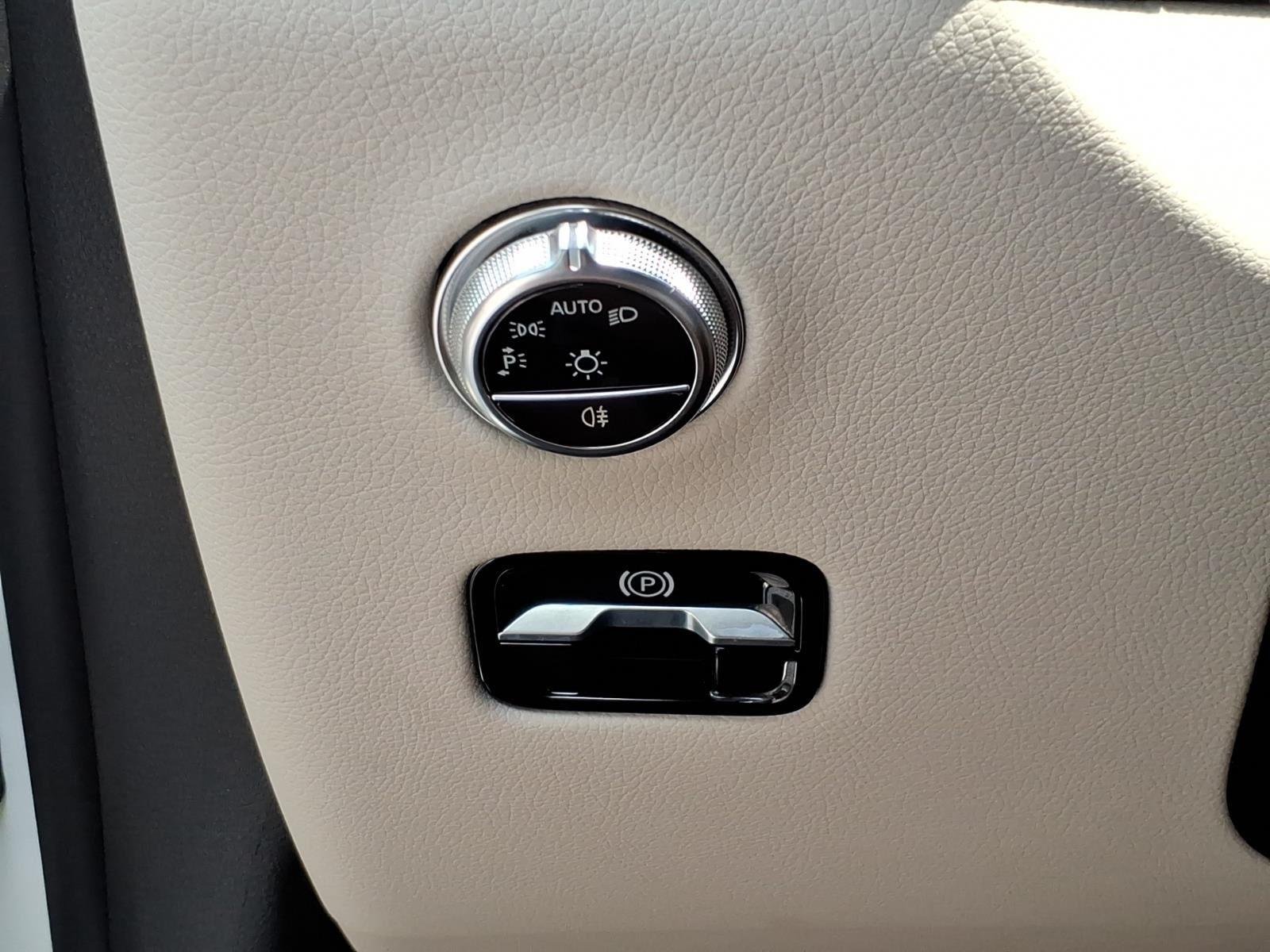 Used 2023 POLAR WHITE MERCEDES-BENZ  image 19