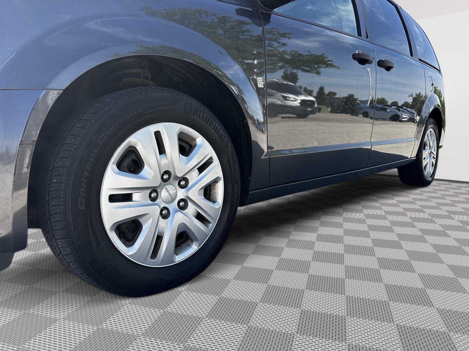 Used 2019 Granite Pearlcoat Dodge SE image 6