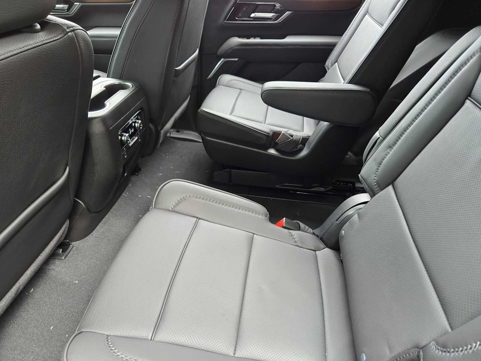 2026 GMC Yukon Denali - Photo 18