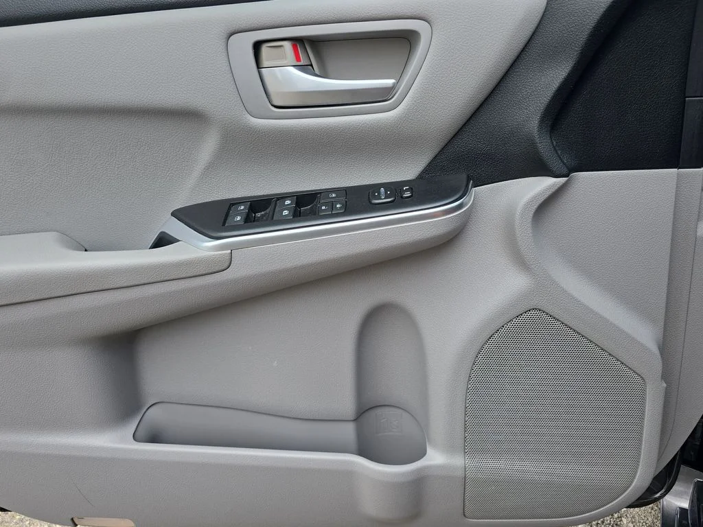 Used 2015 Gray Toyota LE image 18
