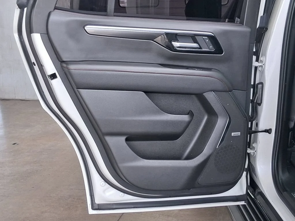 Used 2025 Iridescent Pearl Tricoat Chevrolet RST image 24