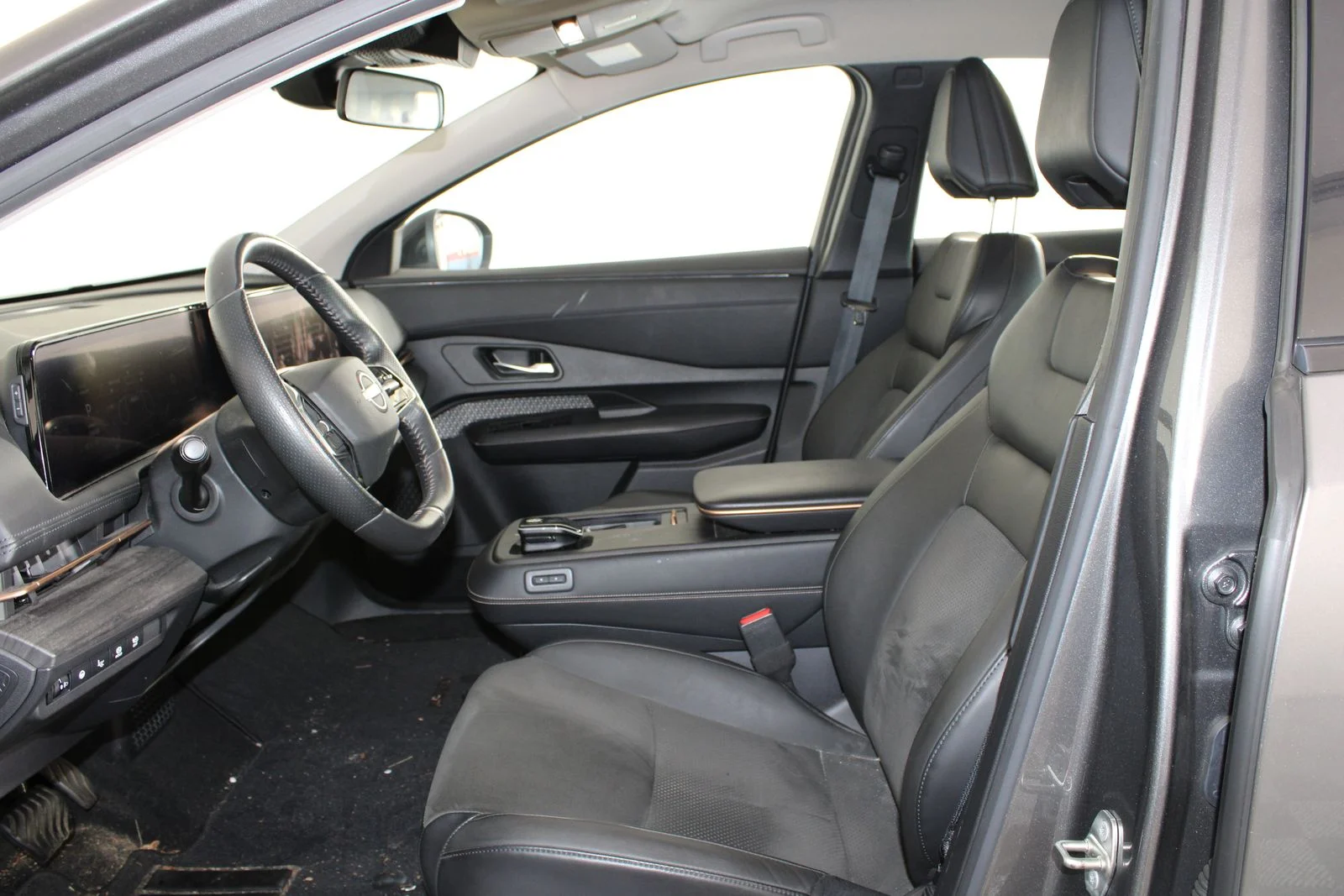 Used 2023 Gray Nissan ENGAGE image 6