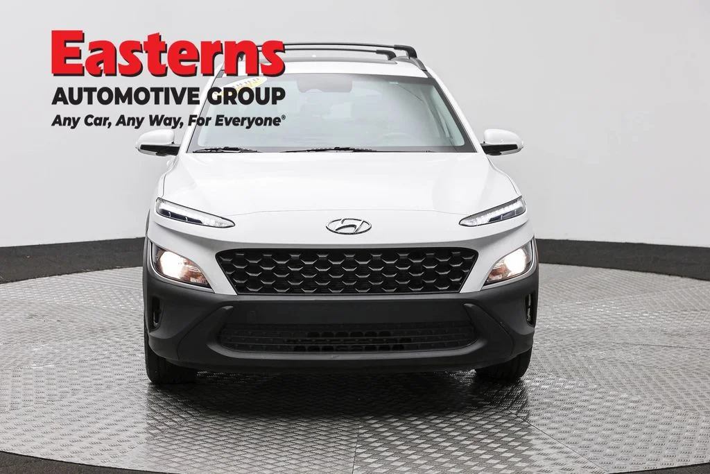 Used 2023 White Hyundai SEL image 2