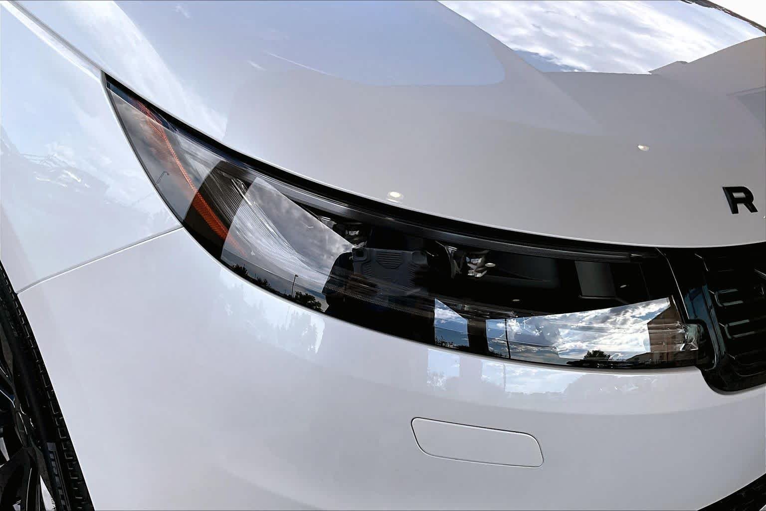 New 2026 Ostuni Pearl White Land Rover Dynamic SE image 13