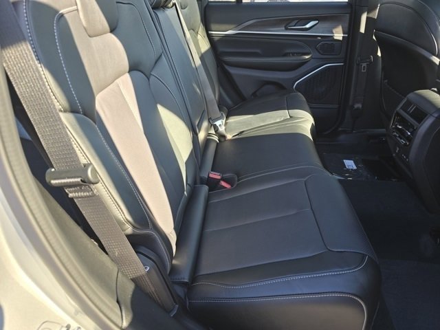 New 2026 Silver Zynith Exterior Paint Jeep Limited Reserve image 34