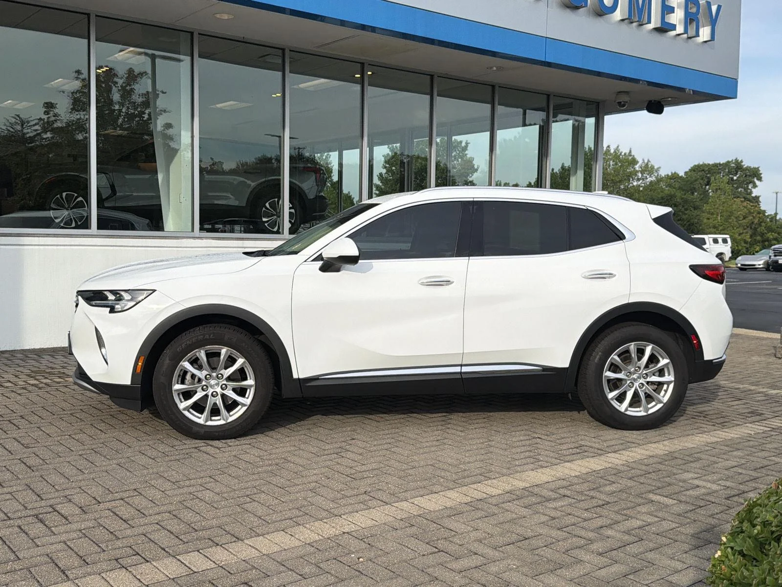 Used 2021 SUMMIT WHITE Buick Preferred image 2