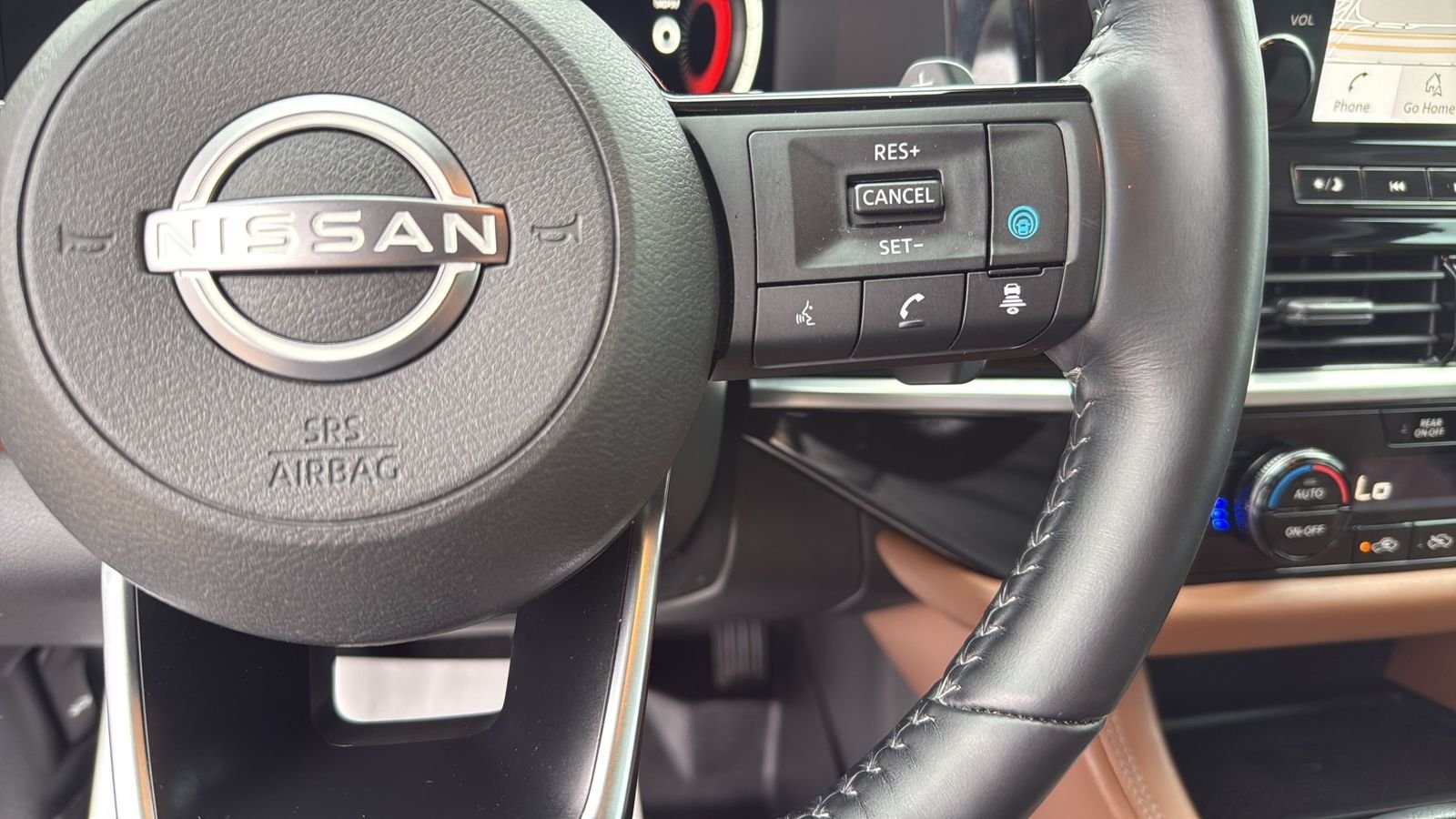 Used 2022 Black Nissan Platinum image 15