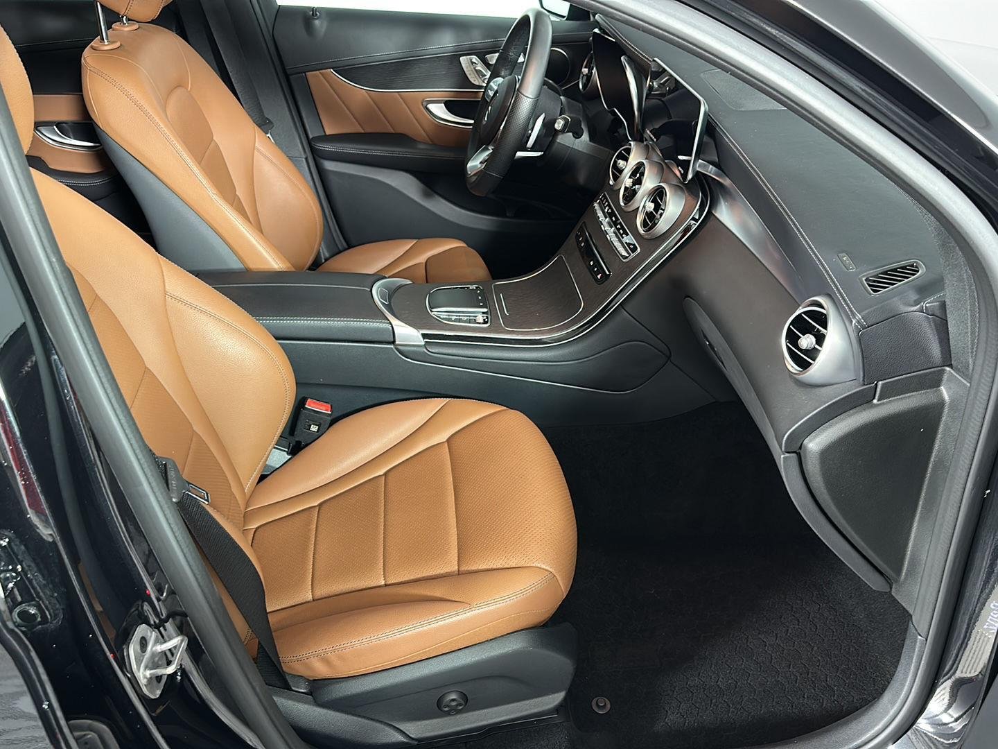 Used 2023 Obsidian Black Metallic Mercedes-Benz GLC 300 image 6