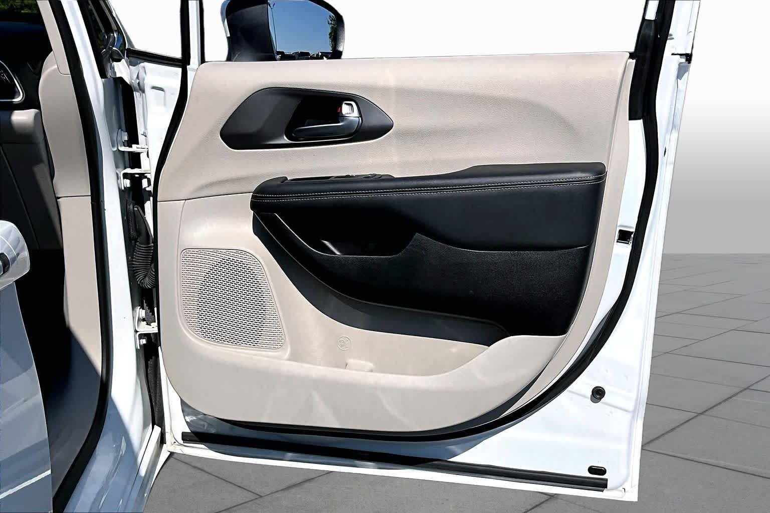 Used 2023 Bright White Clearcoat Chrysler Touring L image 21