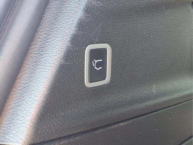 Used 2025  Chrysler Limited image 21