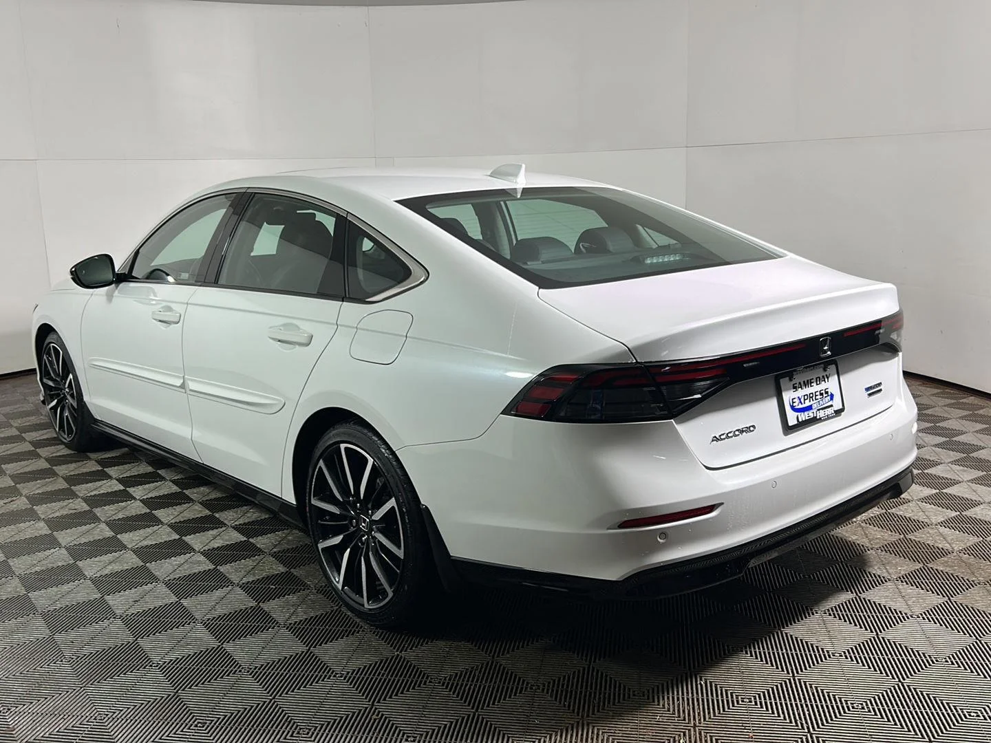 Used 2023 Platinum White Pearl Honda Touring image 9