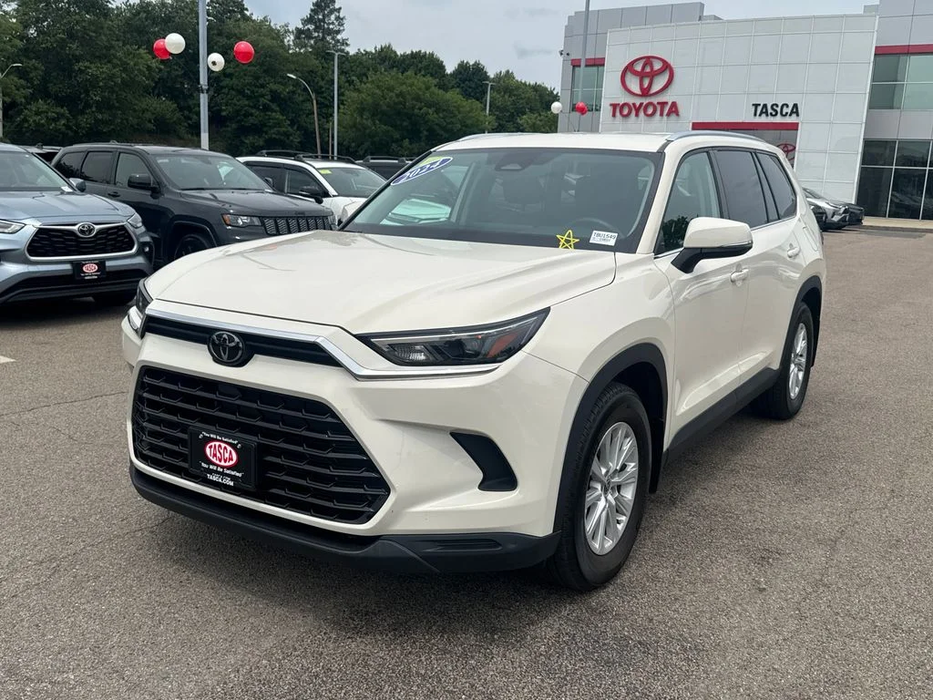 Used 2024 White Toyota XLE image 3