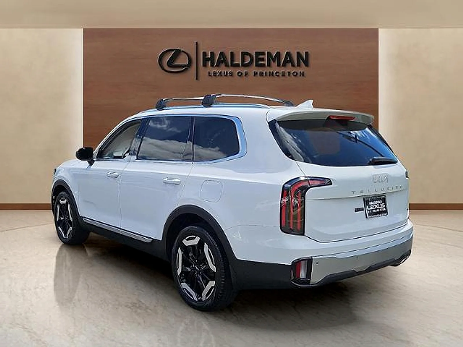 Used 2024 Glacial White Pear Kia EX image 4