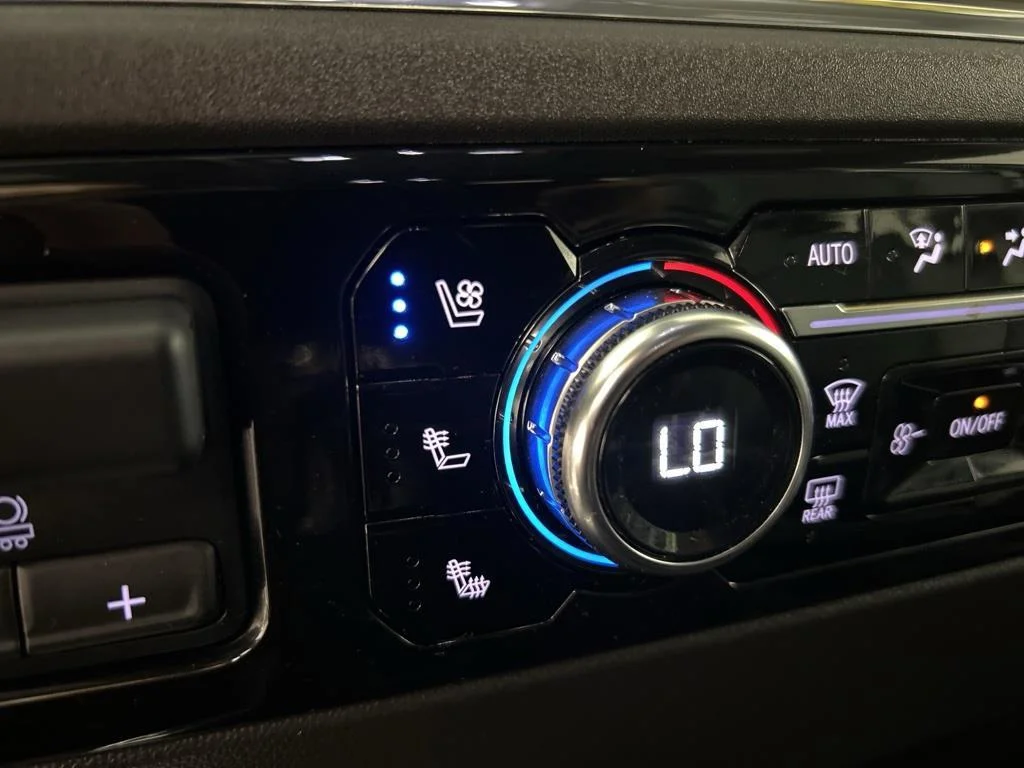 Used 2024 Onyx Black GMC SLT image 31